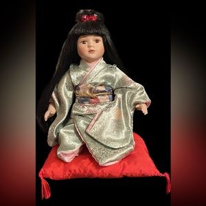 Vintage Porcelain Japanese Geisha Doll! In Very Good. Condition!